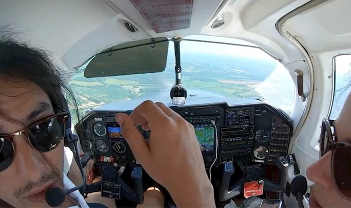 Usred leta su im se otvorila vrata na avionu, kamera je snimila uznemirujući trenutak