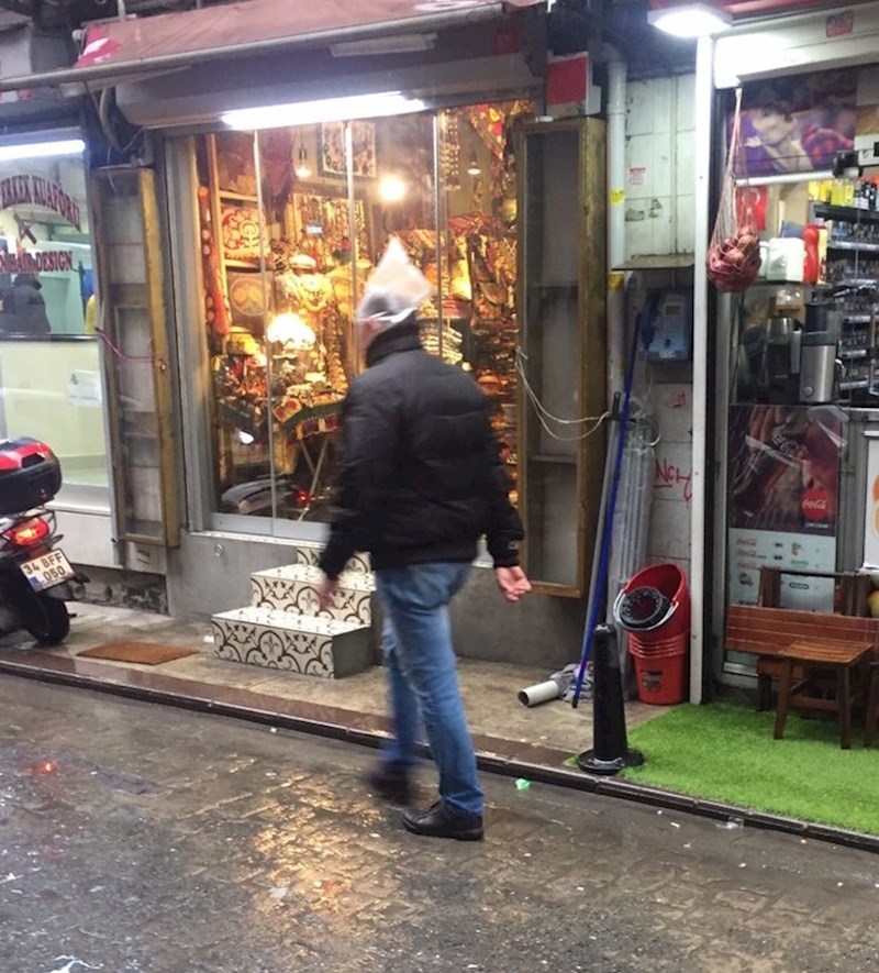 Zaboravio je kišobran, no sjetio se zamjenskog rješenja...