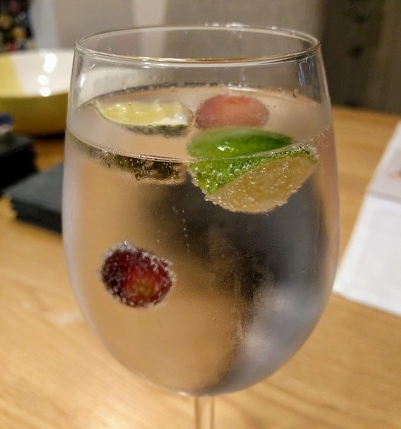 Kako brzo napraviti osvježavajuće piće? Ostavite komadiće voća u zamrzivaču, kasnije ih samo ubacite u vodu i dobit ćete vodu s voćnom aromom.