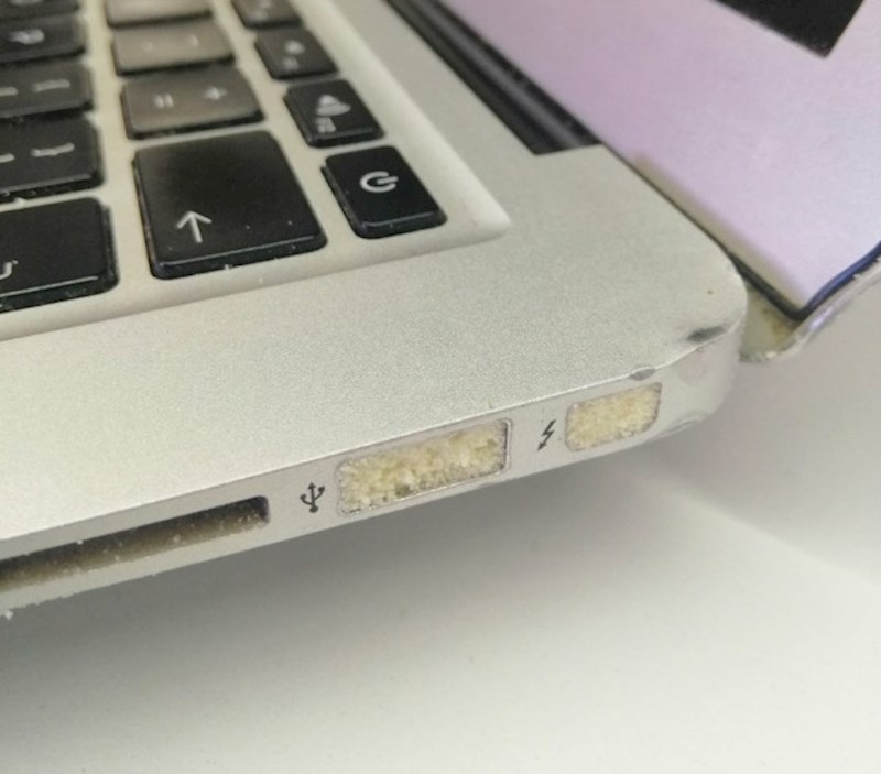 Vrećica puna parmezana ostala joj je u torbi s laptopom.