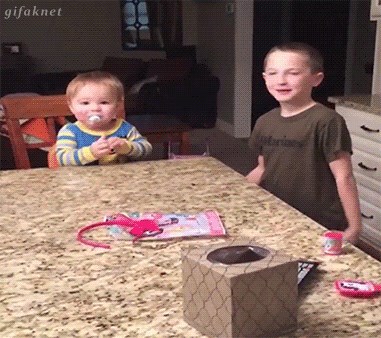 Beba je uzela maramicu i izvela nešto što vama ne bi uspjelo ni u 100 pokušaja