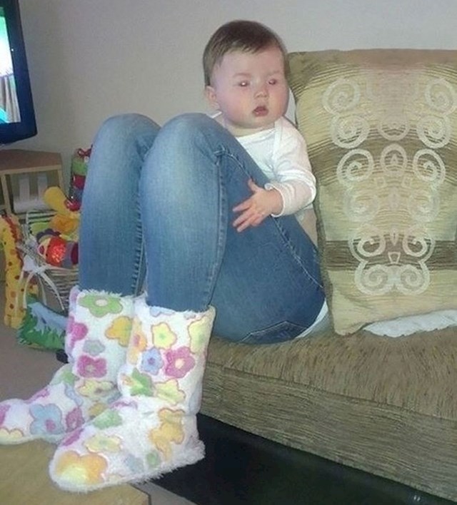 Beba koja izgleda kao da ima ogromne noge...