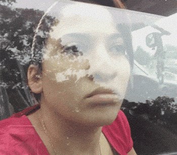 Smijat ćete se kad vidite kako se ova djevojka igrala s prozorom na vratima auta