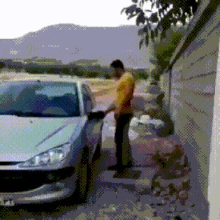 Nije imao ključeve, no bez problema je otvorio auto: Zar je doista toliko jednostavno ukrasti vozilo?