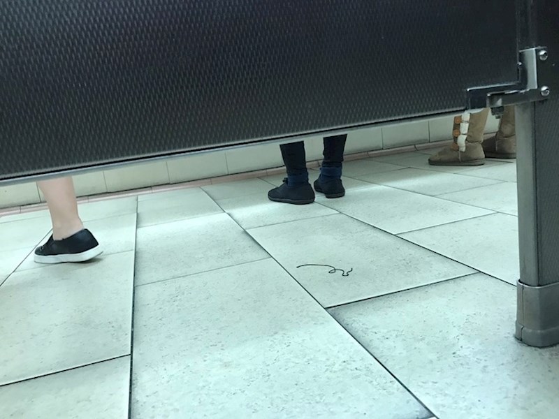 "Slučajno sam ušao u ženski WC. Već 10 minuta pokušavam izaći neprimijećeno."