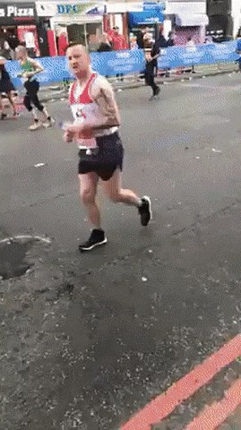 Netko je maratoncima ponudio mali poklon, jedan od njih se zaustavio i prihvatio ga