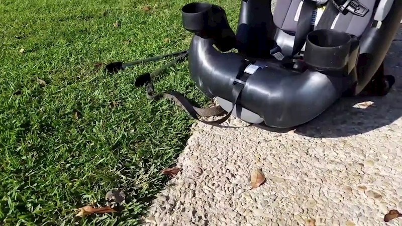 VIDEO Tata je slučajno primijetio da se u dječjoj sjedalici krilo nešto jako loše