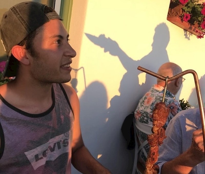 "Sjena je izgledala kao da konobar (koji je nosio tanjur) pokušava ubiti mog prijatelja."