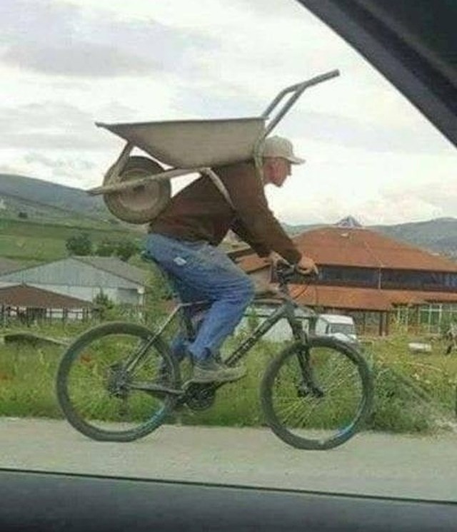 Ovaj čovjek je izmislio novi način transporta stvari.