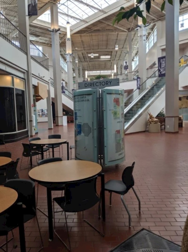 Zašto graditi nove fakultete ako možeš iskoristiti postojeće zgrade? Ovaj fakultet je nekad bio shopping centar.