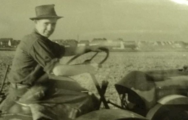 "Ova fotografija je slikana 1954., kad je moj djed vozio svoj prvi traktor. Imao je 15 godina."