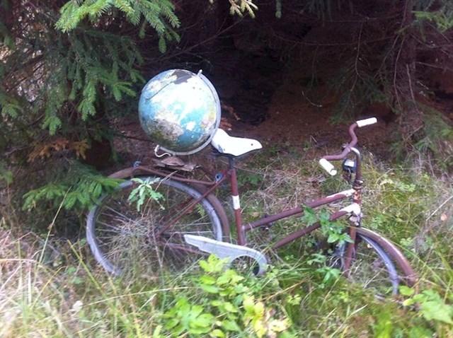 "u šumi sam naišao na stari bicikl na kojem je bio globus. pitam se što se ovdje dogodilo."