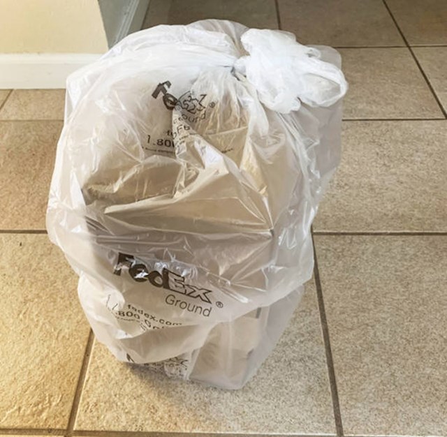 Dostavljač je paket ostavio u plastičnoj vrećici kako ne bi pokisnuo pred ulaznim vratima.