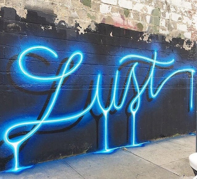 Grafit koji izgleda kao neonski osvijetljeni natpis