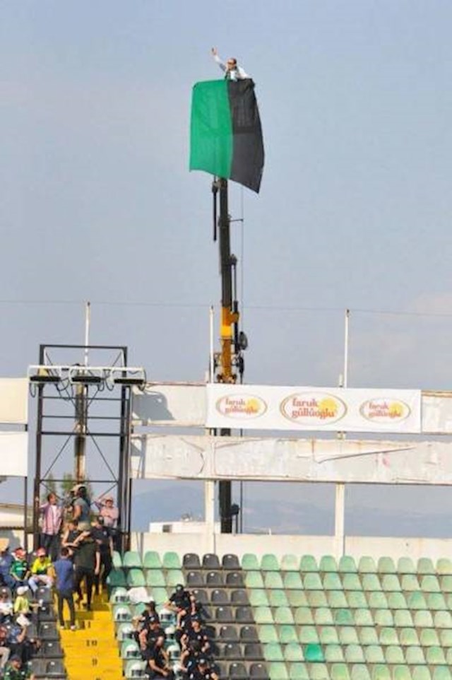 Navijač je dobio zabranu ulaska u stadion pa je došao dizalicom i tako gledao utakmicu.