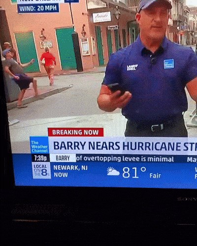 Snimali su ozbiljan razgovor o uraganu, no onda im je jedan muškarac u pozadini ukrao show