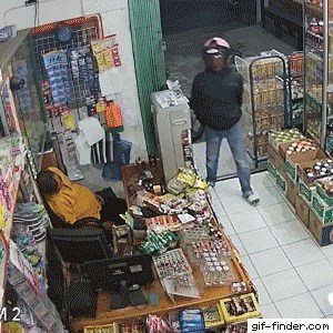 BLAGAJNIK SPAVAO NA POSLU Lopov je mislio da je to njegov sretan dan, no smotanost je sve uništila