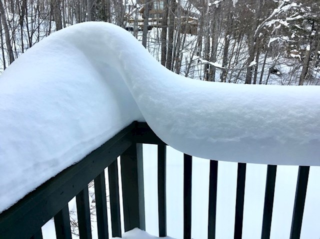 "Vjetar je na zanimljiv način formirao snijeg koji se nakupio na našem balkonu."