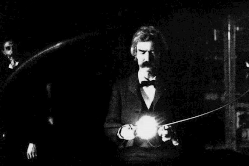 Mark Twain igrao se s jednom od Teslinih eksperimentalnih vakuumskih lampi. U pozadini se vidi Tesla.