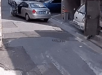 Žena se zaustavila kako bi pomogla čovjeku koji nije povukao ručnu kočnicu, ostao je razočaran