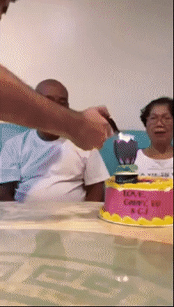 Baki su pripremili posebnu rođendansku tortu: Zapalili su veću svijeću, a onda je uslijedilo iznenađenje