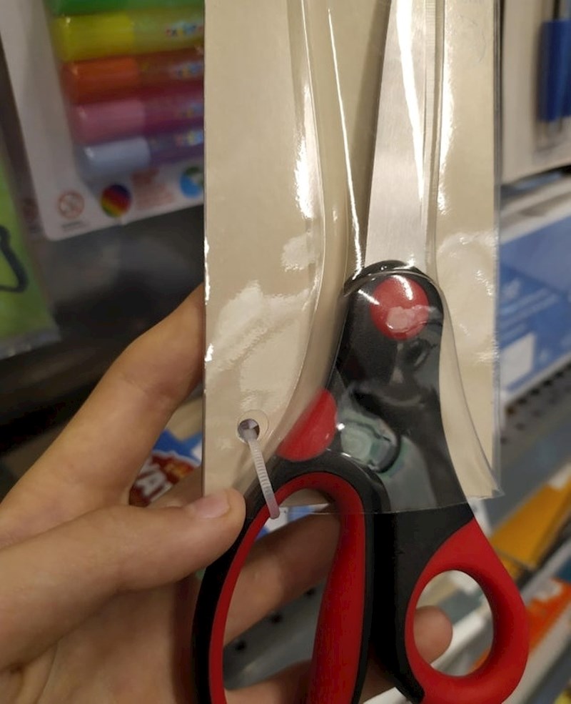 Kad kupiš škare, a trebaju ti još jedne kako bi izvadio ove prve...