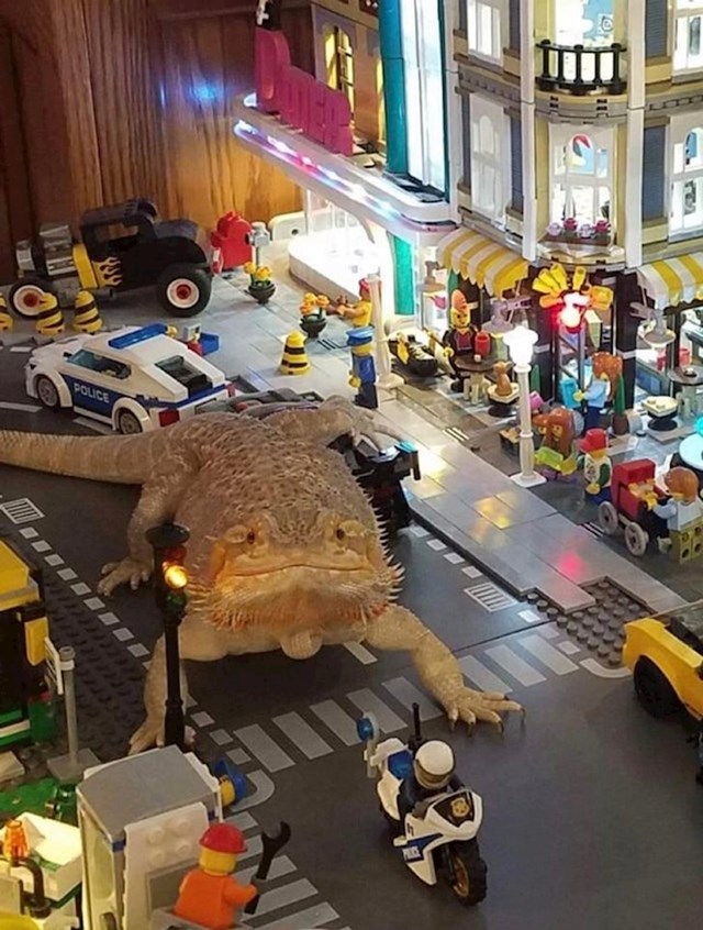 Divovski gušter napada LEGO-grad.