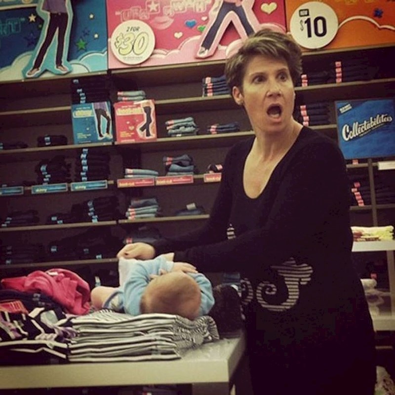 Žena je bebi mijenjala pelene usred dućana s odjećom.