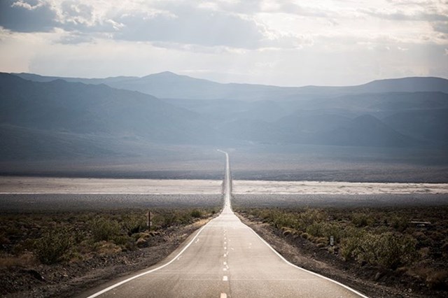 "Beskonačna cesta" u nacionalnom parku Dolina smrti u Kaliforniji.