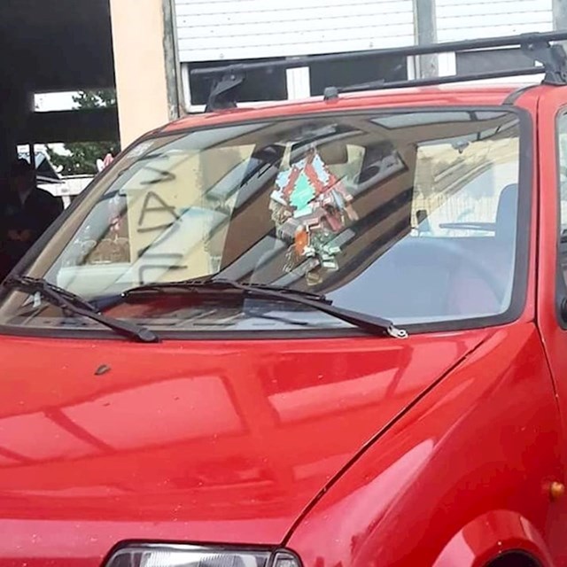 Čini se da vlasnik ovog auta ima ozbiljan problem, prolaznik je slikao neobičan prizor u svakom slučaju, ovo izgleda jako čudno... 😁