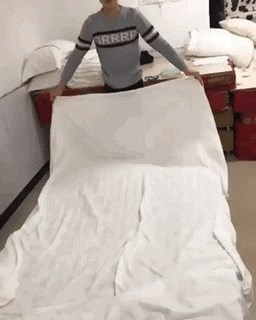 Malo tko zna namjestiti krevet kao ovaj dječak