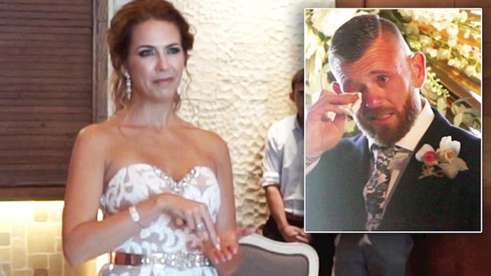 Dok je hodala prema budućem mužu, mladenka je stala i učinila nešto što ga je rasplakalo