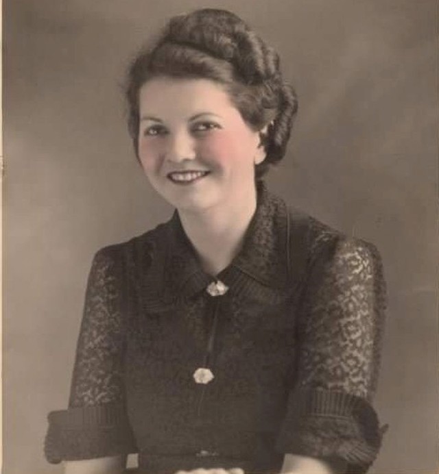 "Moja baka iz Ukrajine je ovdje imala 16 godina. Fotografija je iz 1927. godine."