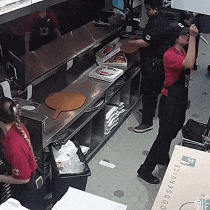 Radna kolegica je slučajno bacila pizzu na njega, no ovaj mladić se odlično snašao