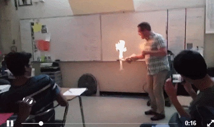 Ovakva nastava nikome nije dosadna: Profesor izvodio pokus pred razredom pa doslovno zapalio učionicu