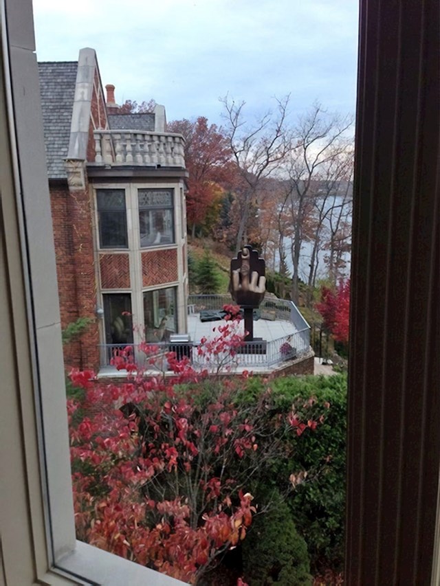 Lik je kupio kuću odmah do kuće bivše žene. Na terasi je postavio zanimljiv kip...