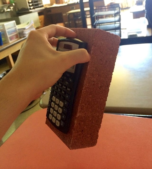 "Naša profesorica je zalijepila školske kalkulatore za cigle kako ih nitko ne bi mogao ukrasti."