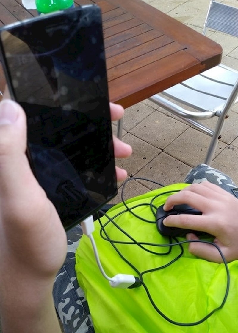 "Razbilo mi se prednje staklo na mobitelu. Spojio sam miš kako bi ga i dalje mogao koristiti i spasiti svoje podatke."