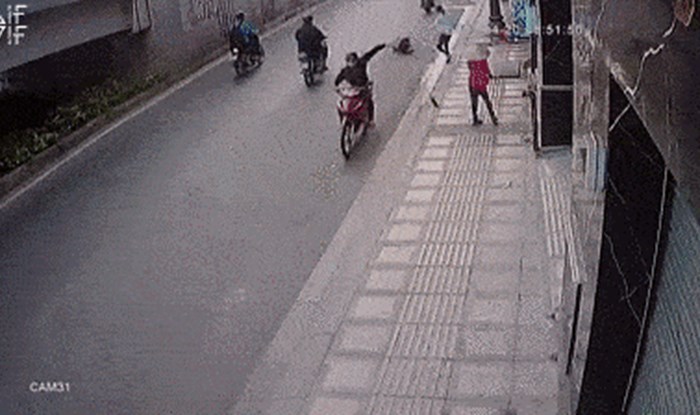 Nadzorne kamere snimile nevjerojatnu scenu: Čovjek na motoru ukrao torbicu, taksist mu pokvario plan