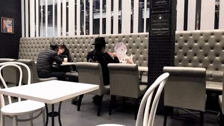 Netko je u restoranu snimio uznemirujući prizor s muškarcem koji pod hitno treba naći djevojku