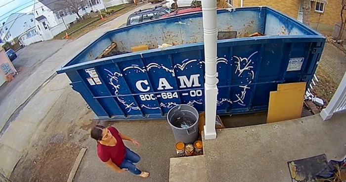 VIDEO Dok je bacala smeće ugledala je malo stvorenje koje je hitno trebalo pomoć