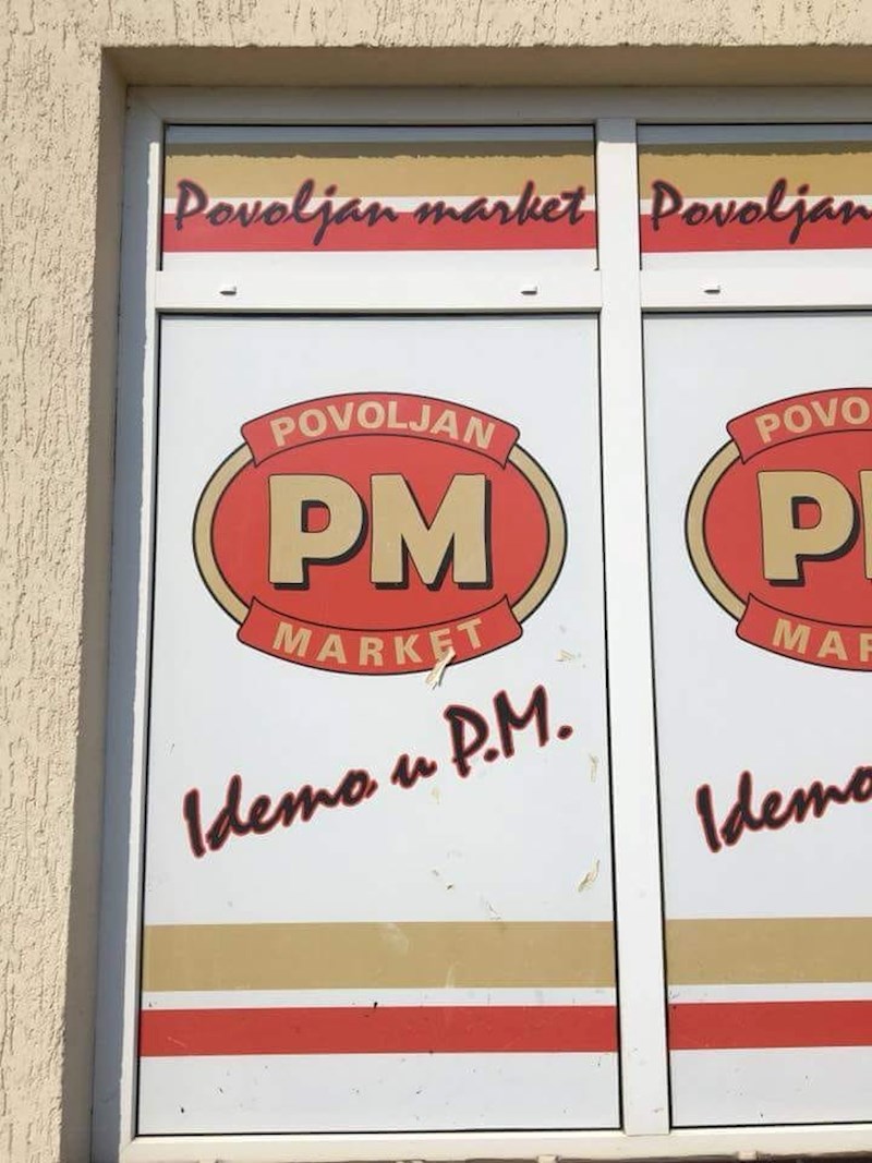 Pogledajte što su napisali na ulazu: