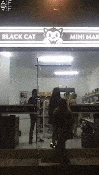 Na prvi pogled izgleda kao običan dućan, no pogledajte što se krije iza hladnjaka