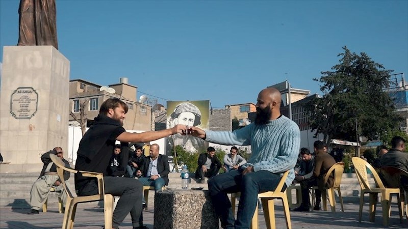 Upoznao je ljubazne lokalne stanovnike te se družio s njima...