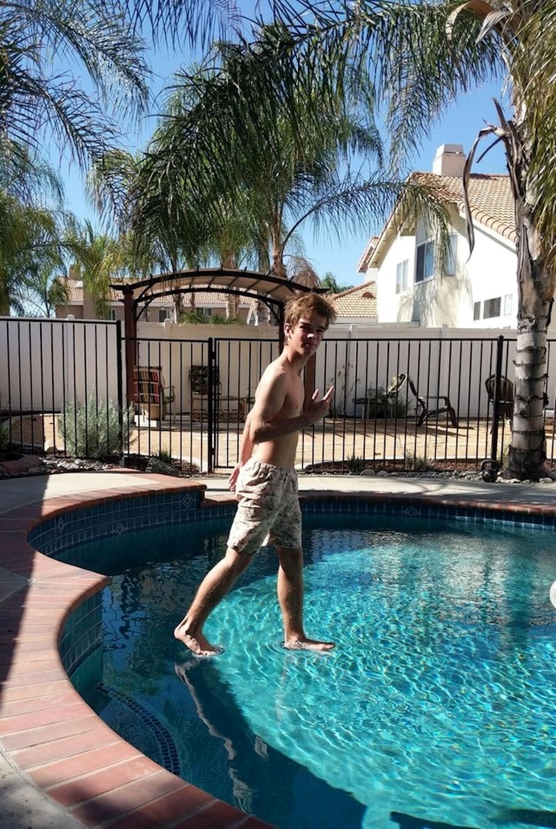 Ne, ovaj mladić ne hoda po vodi, samo je fotka nastala točno u trenutku kad je padao u vodu.