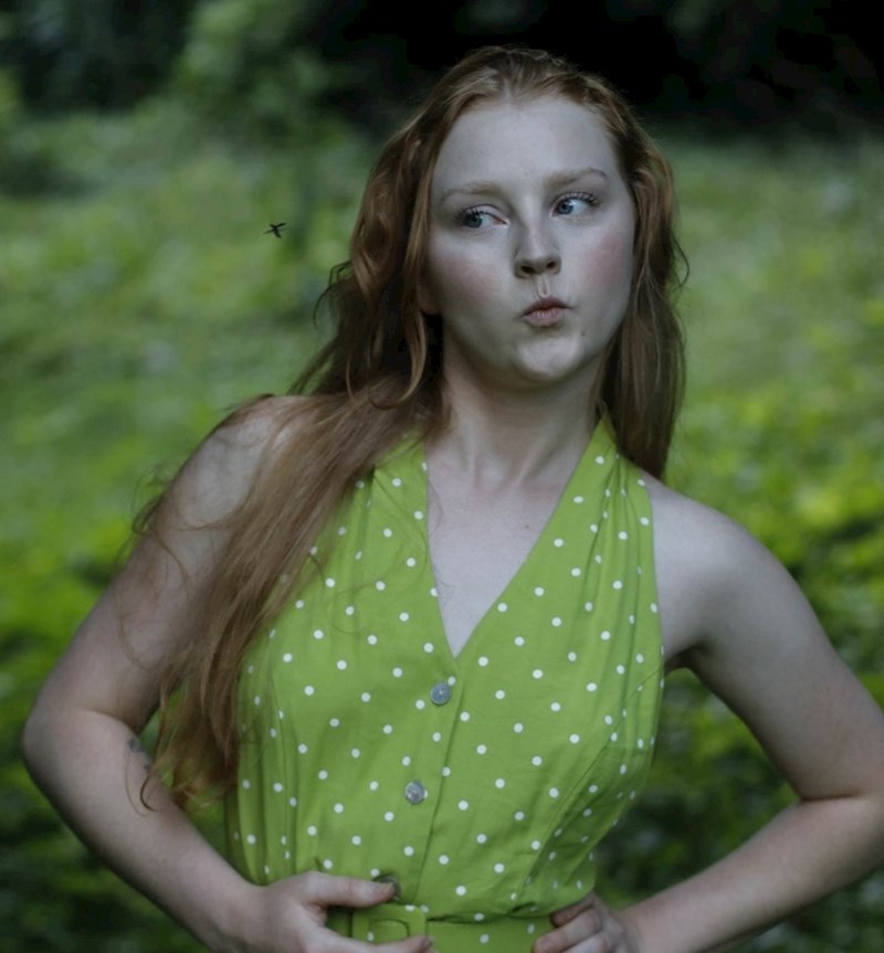 Dečko ju je slikao dok je muha letjela oko nje.