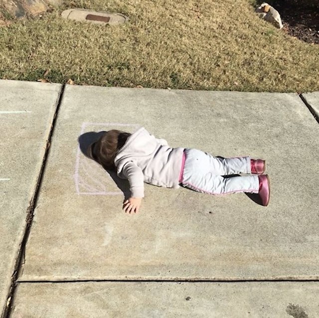 "moja dvogodišnja klinka je sebi nacrtala jastuk i legla na beton kako bi malo odspavala."