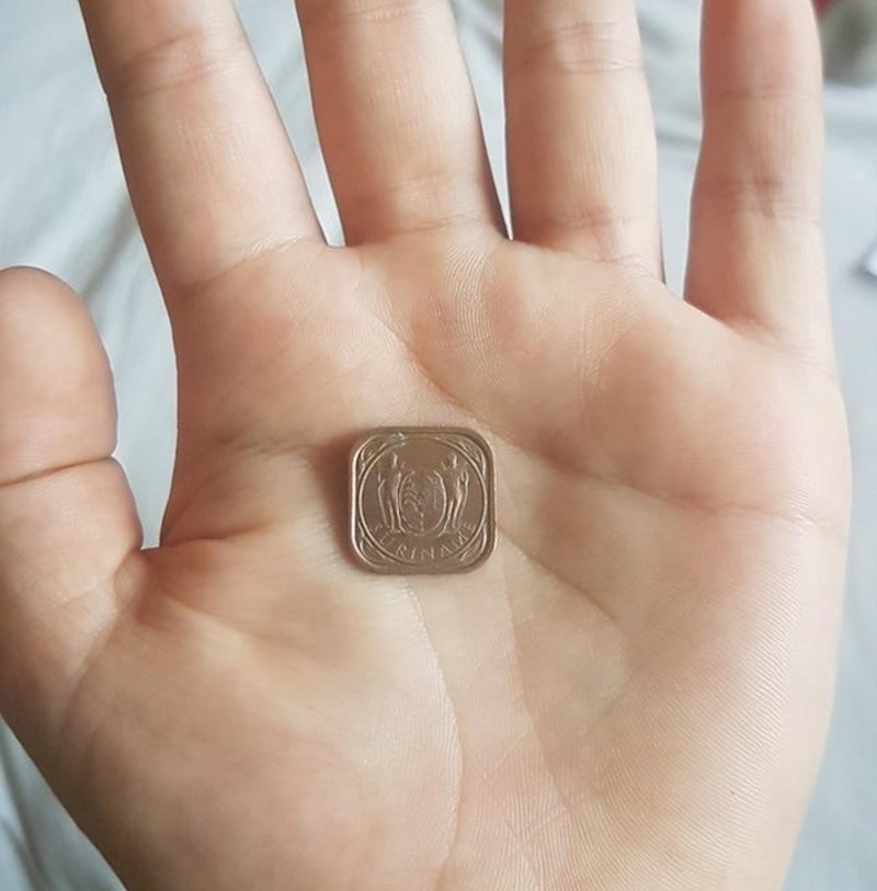 Surinamski cent je u obliku kvadrata.