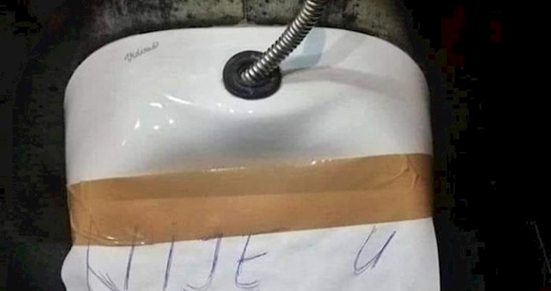 Čistačica je zalijepila važnu obavijest u muškom WC-u, no jedan lik je imao bolji plan