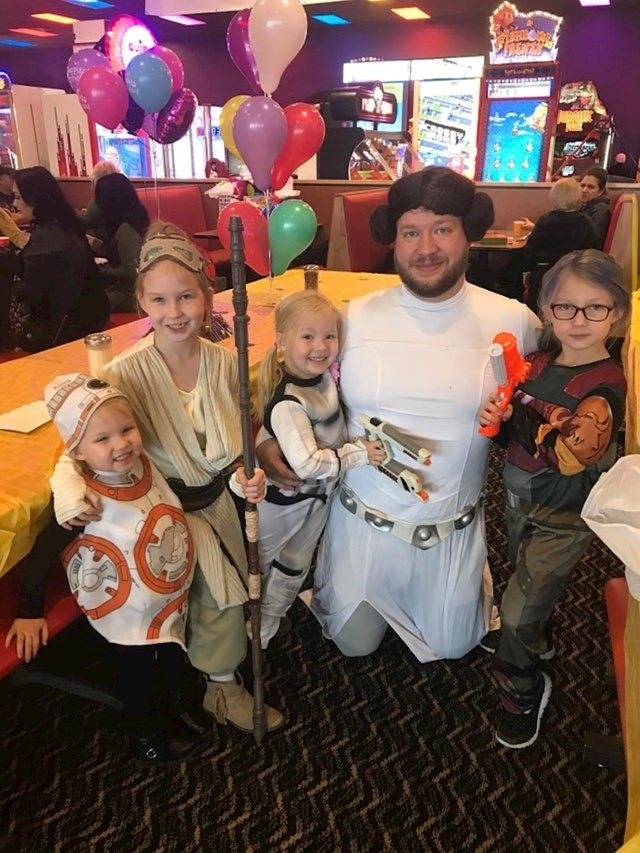 Tata je pristao biti princeza Leia iz Ratova zvijezda, njegovi klinci obožavaju taj film.
